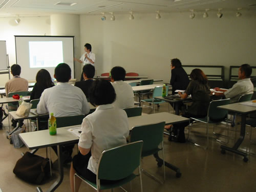 なぜ粗利益率をアップが重要なのかを話しています