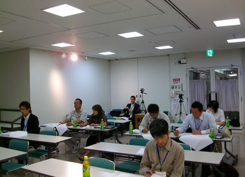 熱心にメモを取りながらポイントを聞いている参加者の方々